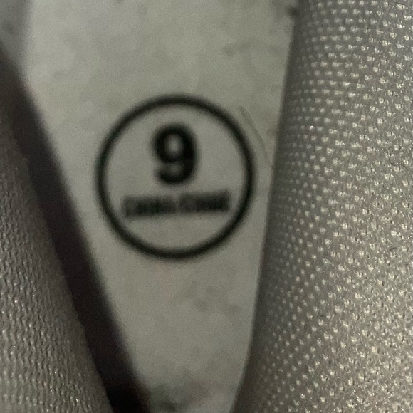 women's ice skates used about 10 times. - Picture 4 of 6